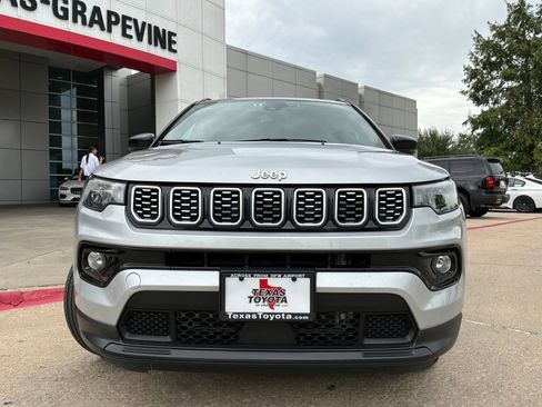 Used 2025 Jeep Compass Limited AWD/4WD image 3