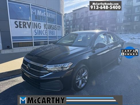 Used 2024 Volkswagen Jetta SE image 1