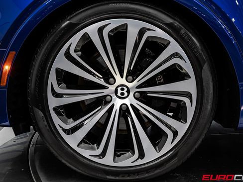 Used 2021 Bentley Bentayga AWD/4WD image 20