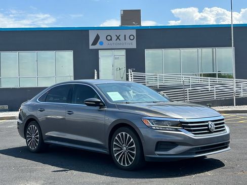 Used 2022 Volkswagen Passat 2.0T FWD image 1