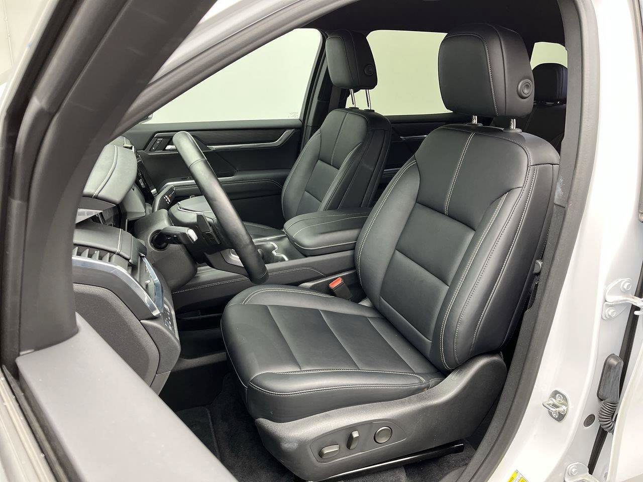 Certified 2026 GMC Acadia Elevation w/ Elevation Premium Package AWD/4WD image 11