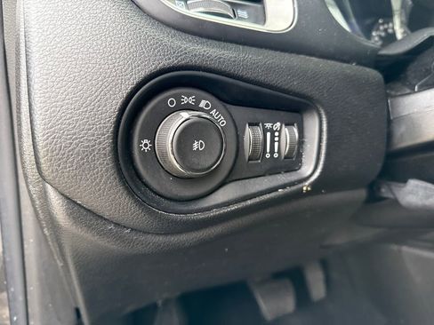 Used 2021 Jeep Renegade Latitude FWD image 8