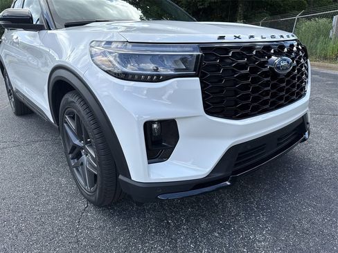 Used 2025 Ford Explorer ST image 13