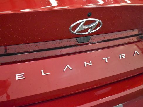 Used 2023 Hyundai Elantra SE w/ Preferred Accessory Package image 10