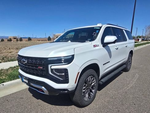 Used 2025 Chevrolet Suburban Z71 image 13