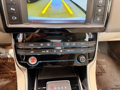 Used 2018 Jaguar XE Prestige AWD/4WD image 18