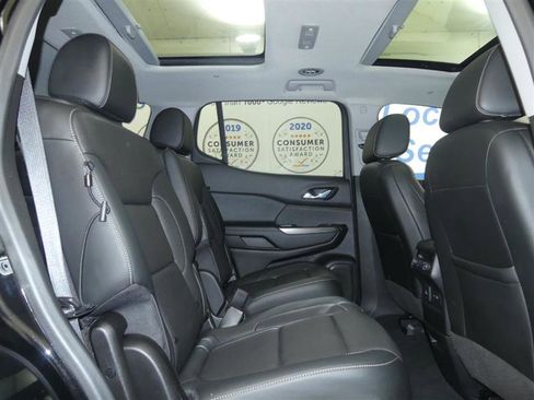 Used 2020 GMC Acadia SLT w/ Driver Alert Package II image 17