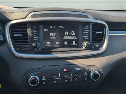 Used 2019 Kia Sorento LX image 11