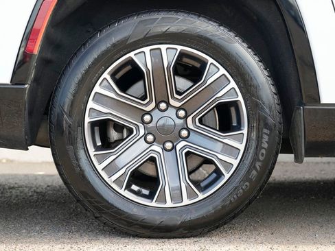 Used 2023 Jeep Wagoneer L Series II image 11