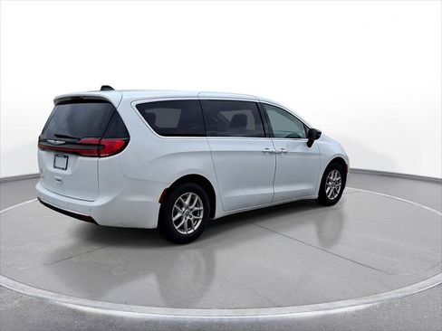 Used 2024 Chrysler Pacifica Touring-L image 8