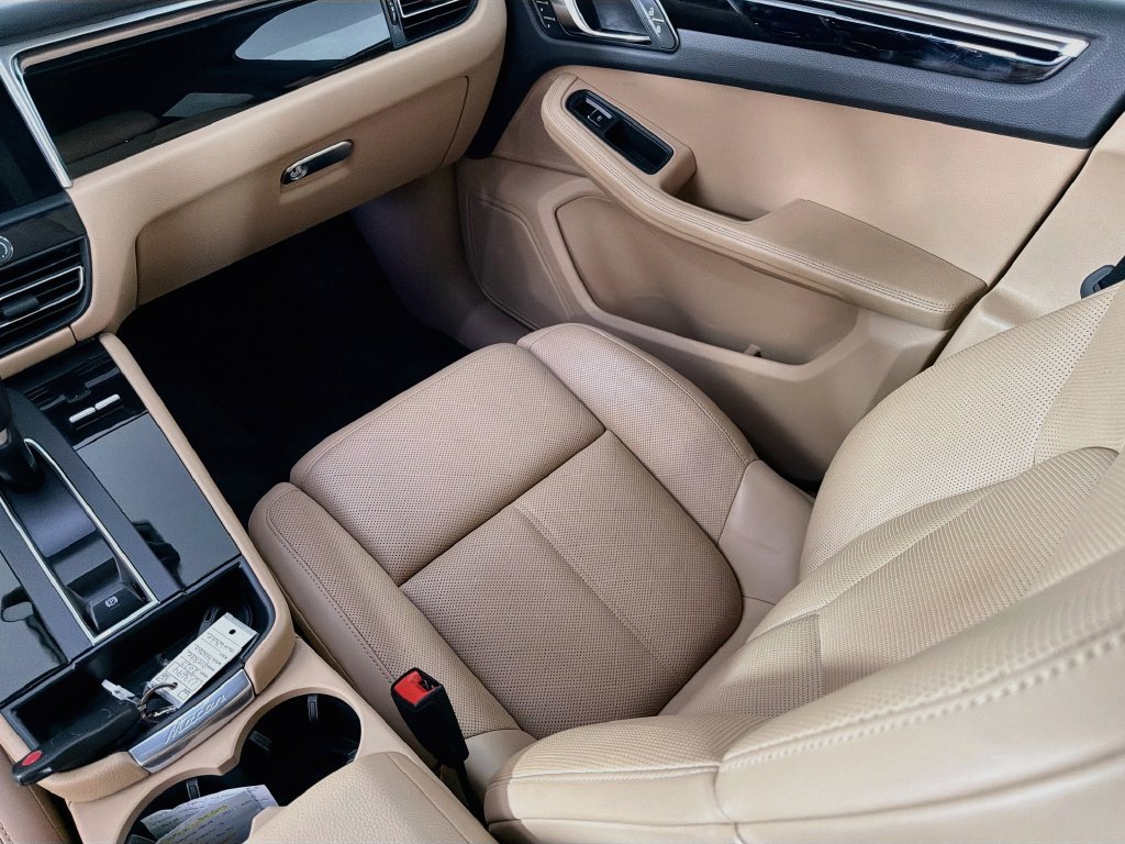 Certified 2023 Porsche Macan AWD/4WD image 26