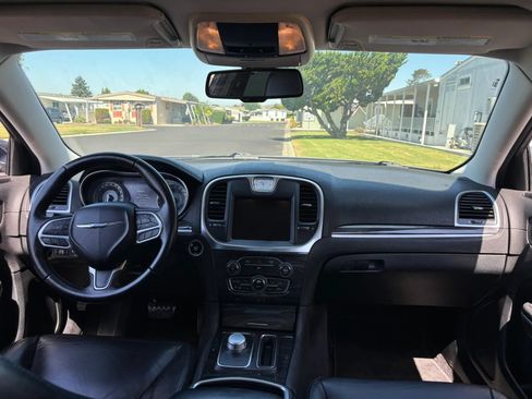 Used 2018 Chrysler 300 Touring L RWD image 10