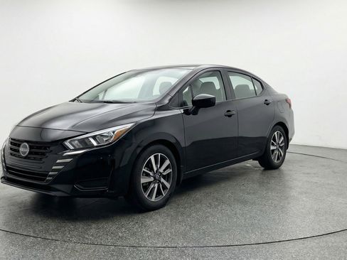 Used 2025 Nissan Versa SV image 3