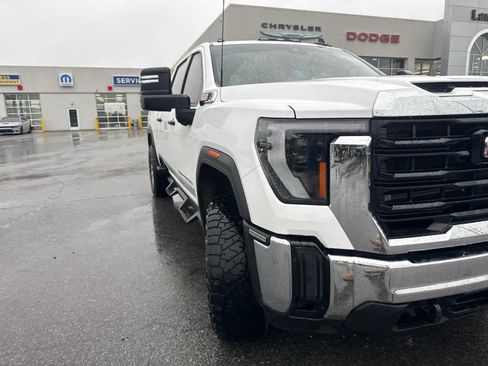 Used 2024 GMC Sierra 2500 Pro AWD/4WD image 2