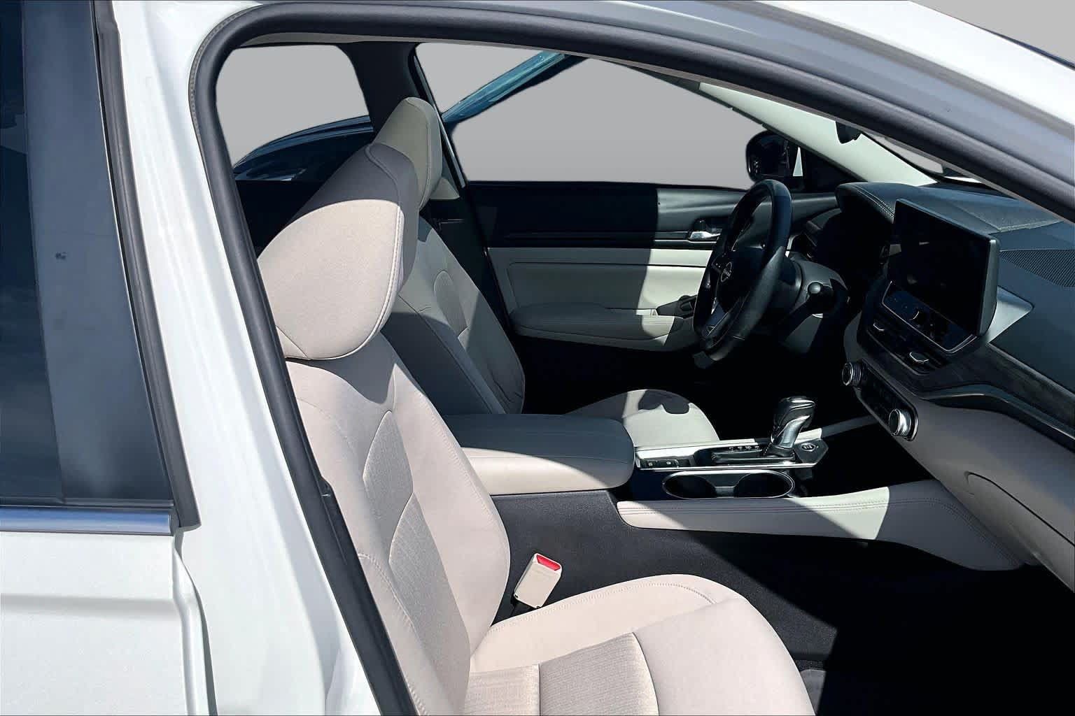 Used 2024 Nissan Altima 2.5 SV w/ SV Premium Package FWD image 9
