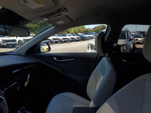 New 2025 Kia Niro EX image 17