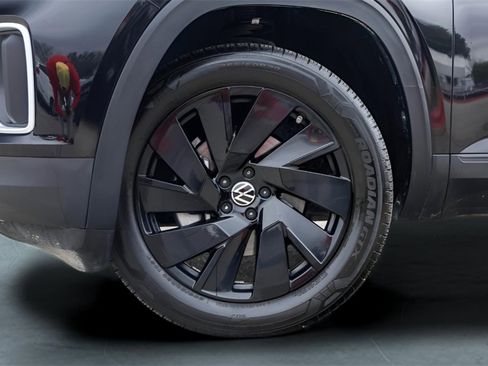 Used 2025 Volkswagen Atlas SE image 4