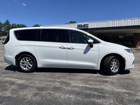 Used 2023 Chrysler Pacifica Touring-L FWD image 3