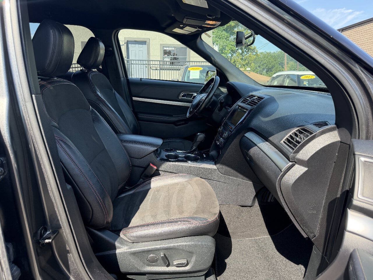 Used 2018 Ford Explorer XLT w/ Equipment Group 202A FWD image 16