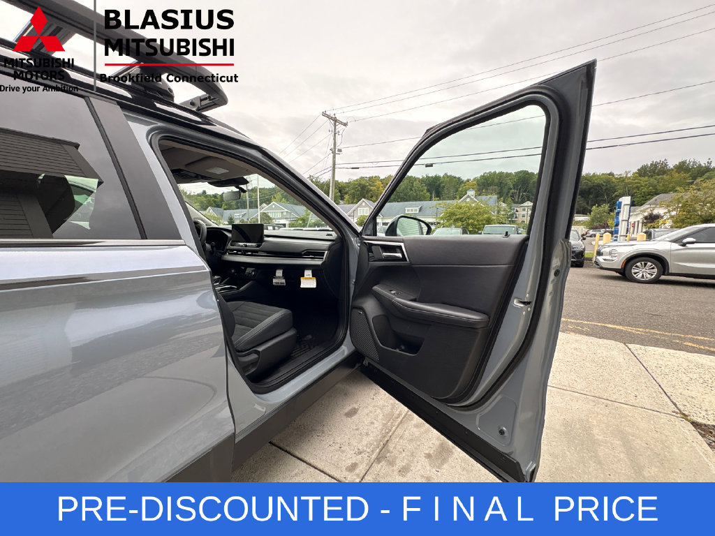 Used 2025 Mitsubishi Outlander AWD image 51