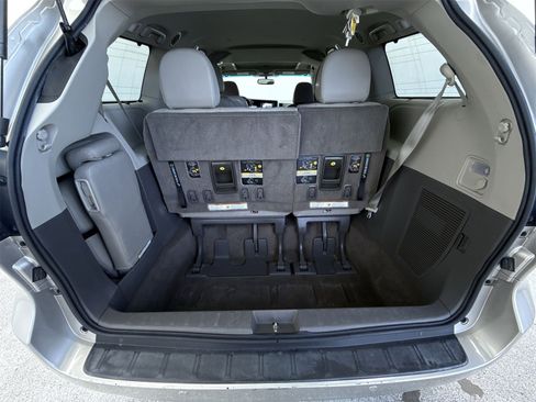 Used 2017 Toyota Sienna XLE image 37