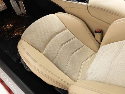 Used 2015 Maserati GranTurismo Sport image 32