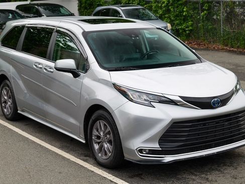 Used 2023 Toyota Sienna XLE FWD image 9