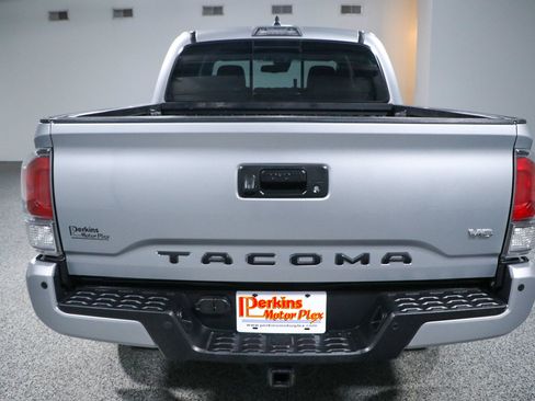 Used 2022 Toyota Tacoma TRD Sport w/ Technology Package AWD/4WD image 8