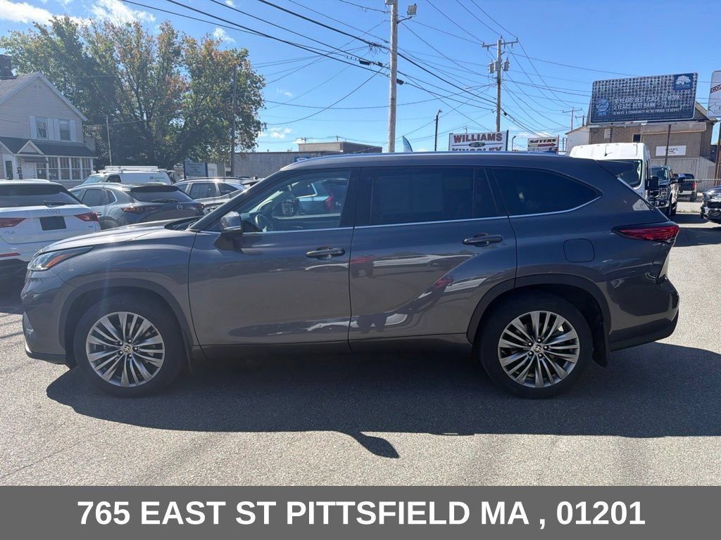 Used 2021 Toyota Highlander Platinum AWD/4WD image 4