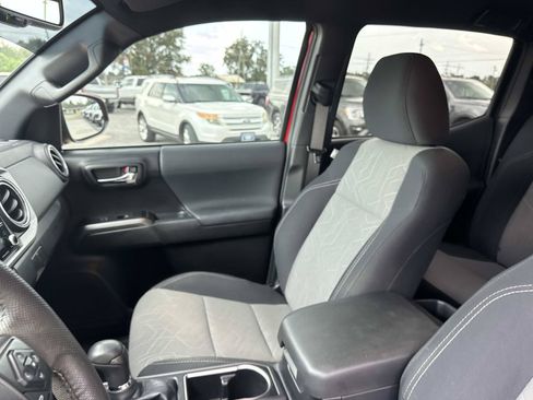 Used 2021 Toyota Tacoma TRD Off-Road w/ Technology Package AWD/4WD image 15