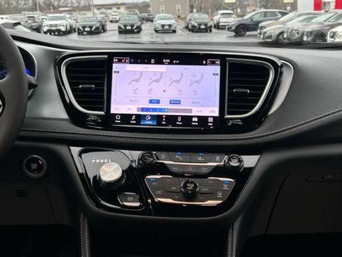 New 2026 Chrysler Pacifica Limited w/ S Appearance Package AWD/4WD image 24