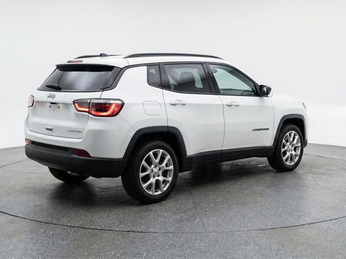 Used 2025 Jeep Compass Limited AWD/4WD image 9