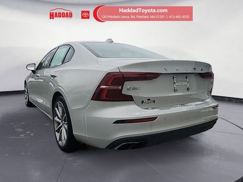 Used 2021 Volvo S60 T6 Momentum image 3