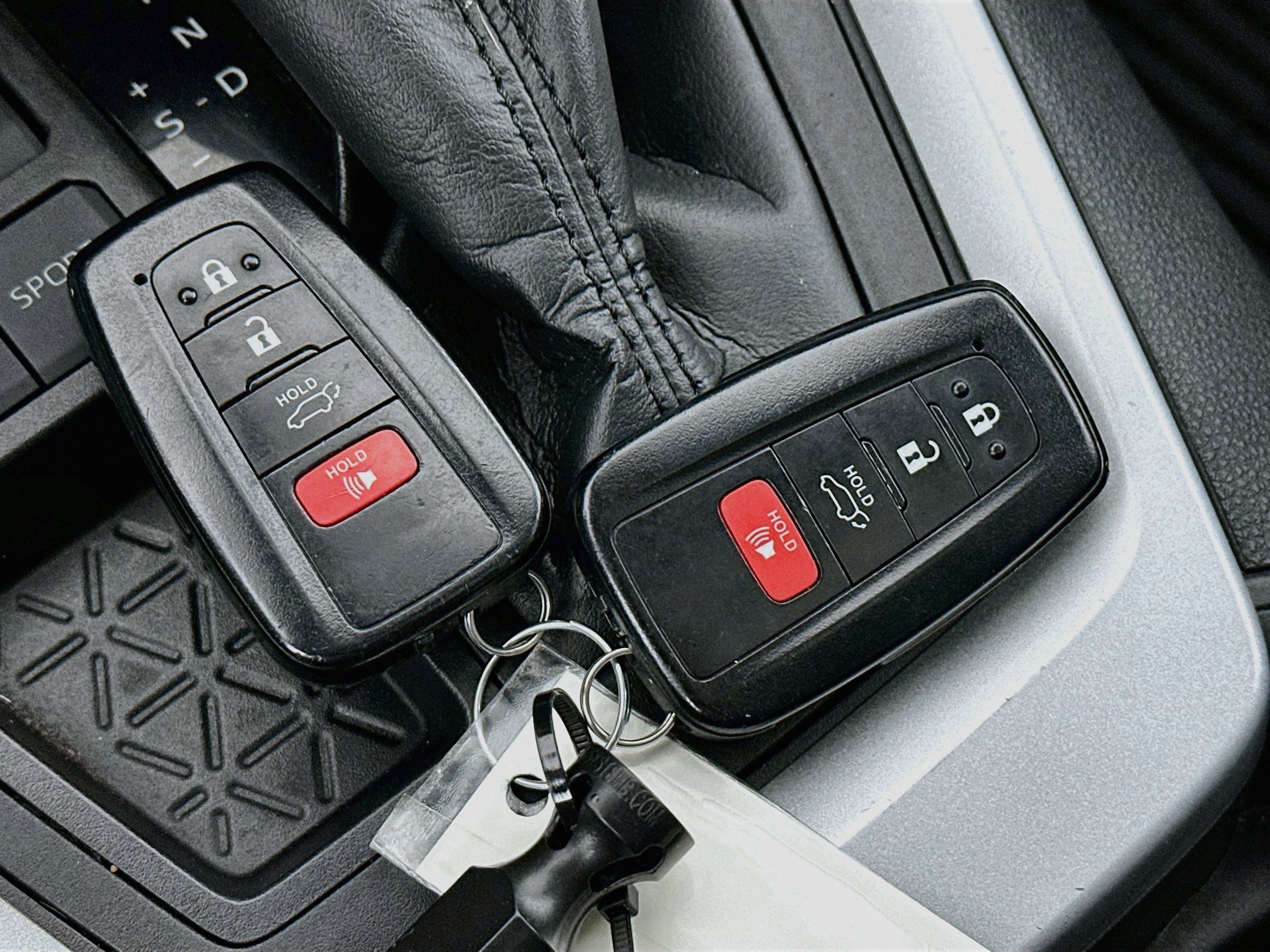 Used 2021 Toyota RAV4 XLE w/ Convenience Package FWD image 25