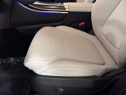 Used 2025 Mercedes-Benz GLC 300 4MATIC w/ AMG Line image 36