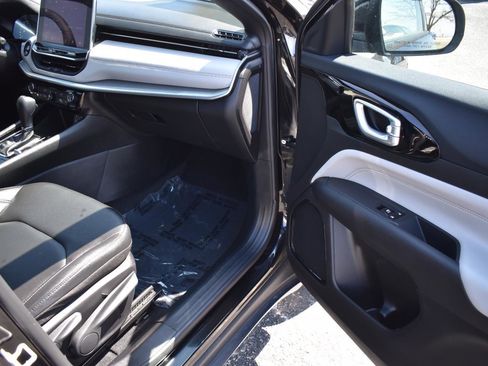 Used 2025 Jeep Compass Limited image 15