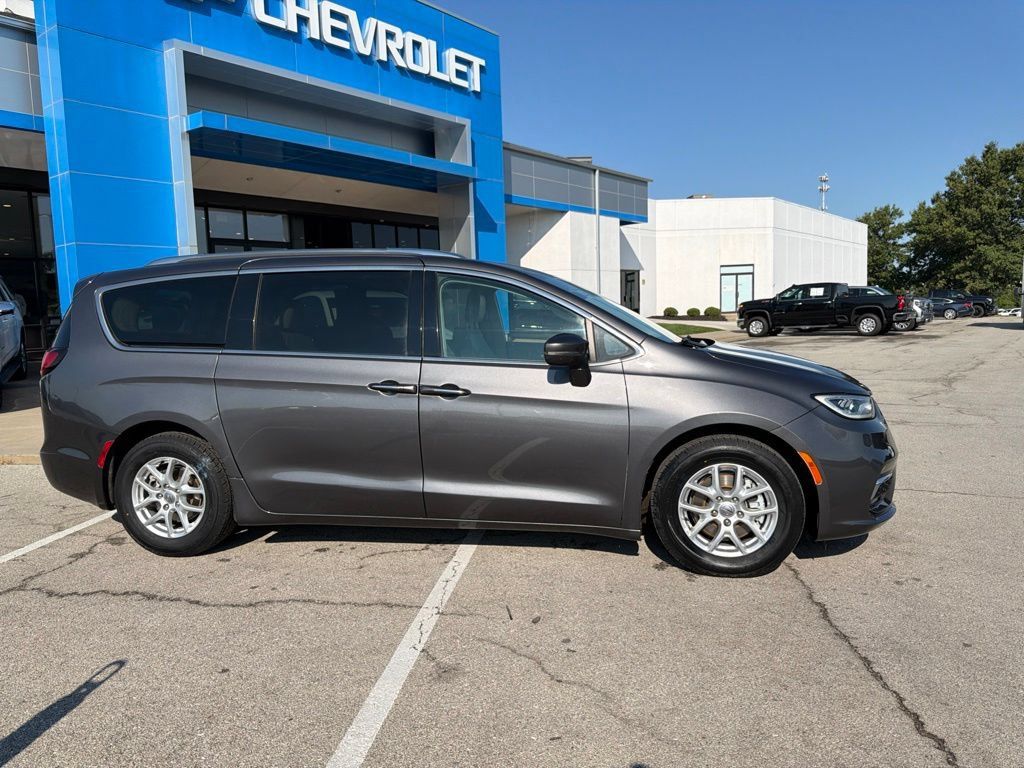 Used 2021 Chrysler Pacifica Touring-L FWD image 2