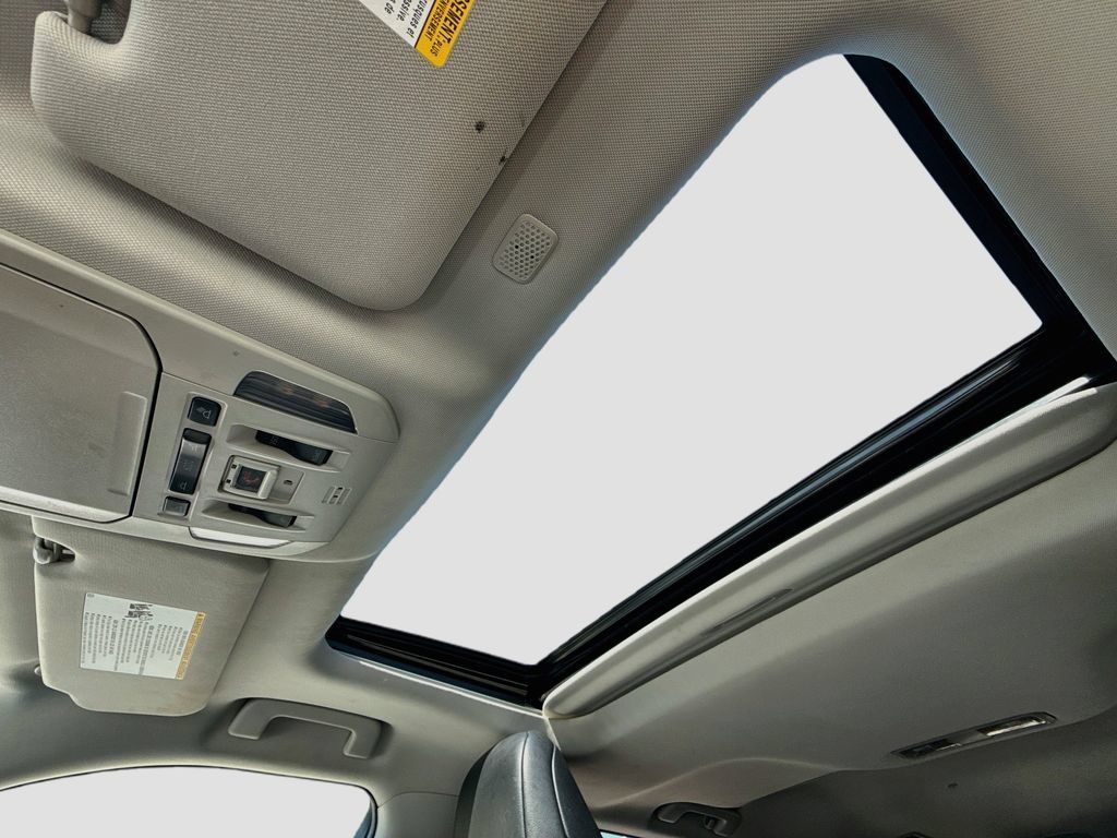 Used 2022 Toyota Highlander XLE AWD/4WD image 23