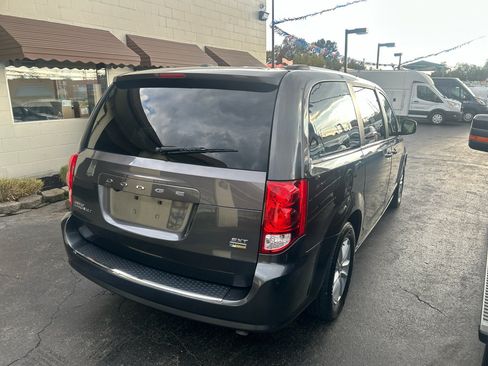 Used 2019 Dodge Grand Caravan SXT image 4