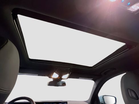 Used 2024 BMW 330i Sedan w/ M Sport Package image 17