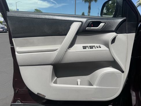 Used 2012 Toyota Highlander 4WD image 10