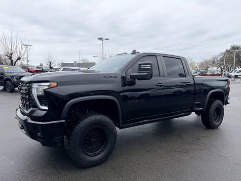 Used 2024 Chevrolet Silverado 2500 ZR2 w/ Technology Package image 2