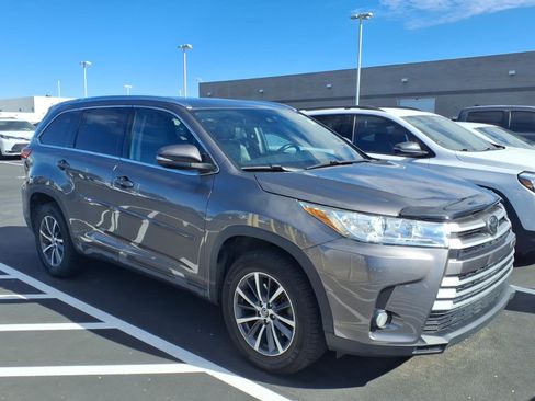 Used 2018 Toyota Highlander XLE image 2