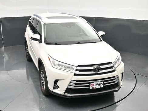 Used 2019 Toyota Highlander XLE AWD/4WD image 47