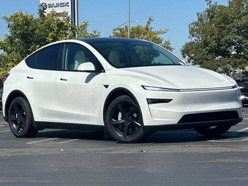 Used 2026 Tesla Model Y Long Range AWD/4WD image 2