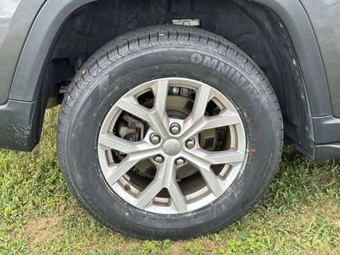 Used 2022 Jeep Grand Cherokee Limited w/ Luxury Tech Group II RWD image 4