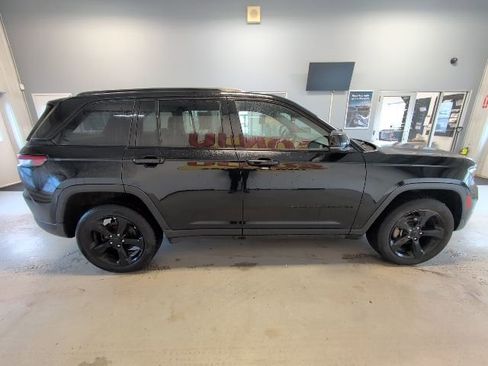 Used 2023 Jeep Grand Cherokee Altitude AWD/4WD image 6