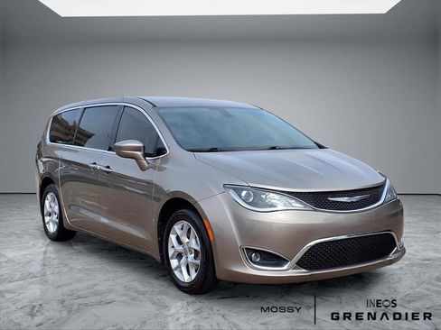 Used 2018 Chrysler Pacifica Touring Plus w/ Tire & Wheel Group image 1