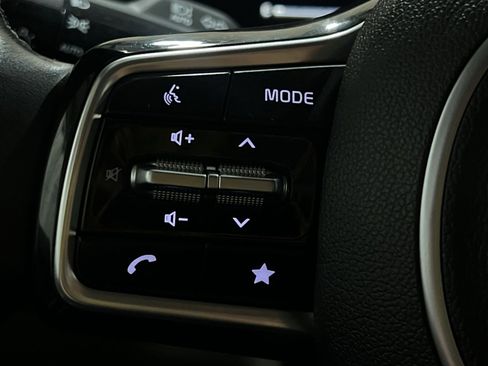 Used 2025 Kia Carnival FWD image 37