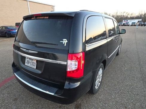 Used 2015 Chrysler Town & Country Touring image 11